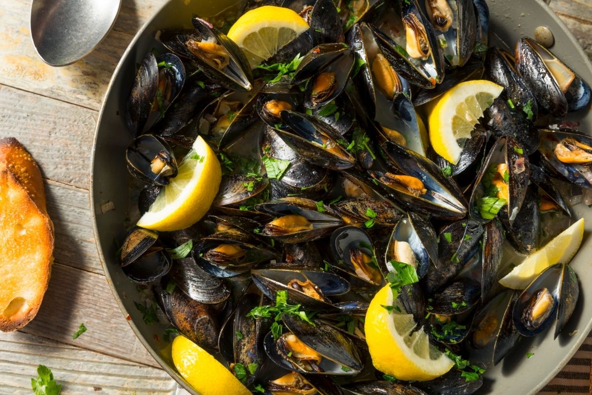 Steamed Mussels With White Wine Broth